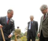 Le Prince Charles, jamais sans sa pelle ! 23/05/08