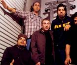 Deftones - Chi Cheng en haut à gauche