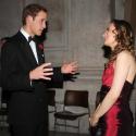 REPORTAGE PHOTOS : Le prince William ne résiste pas à une belle robe rouge...