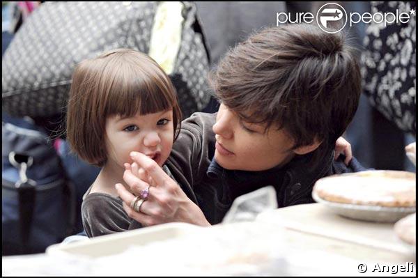 Suri Cruise avec sa maman Katie Holmes à NY