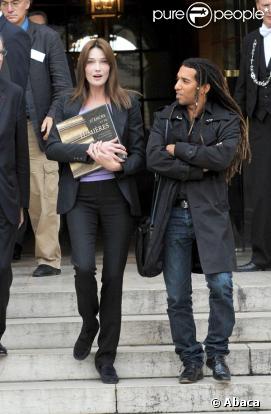 Carla Bruni sortant du Sénat