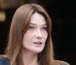 Carla Bruni sortant du Sénat