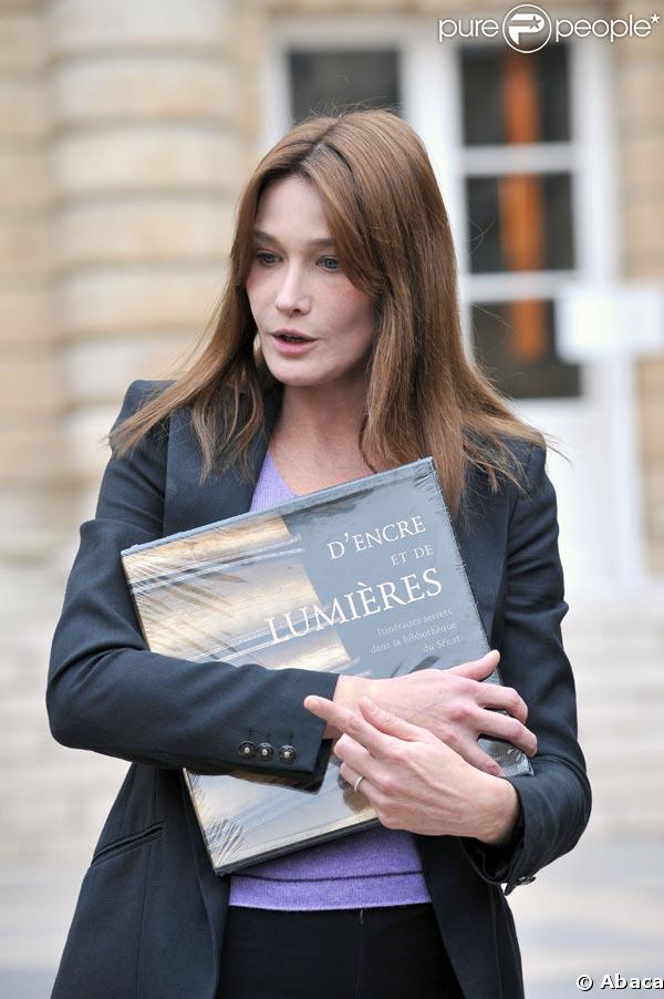 Carla Bruni sortant du Sénat