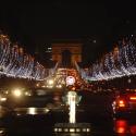 EXCLU : Devinez quelle grande star va illuminer les Champs Elysées cette année...