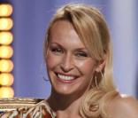 Estelle Lefébure adopte une robe léopard toute en légerté