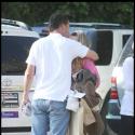 PHOTOS : William Baldwin a beau s'empiffrer, sa femme n'a qu'une envie : l'embrasser à pleine bouche !