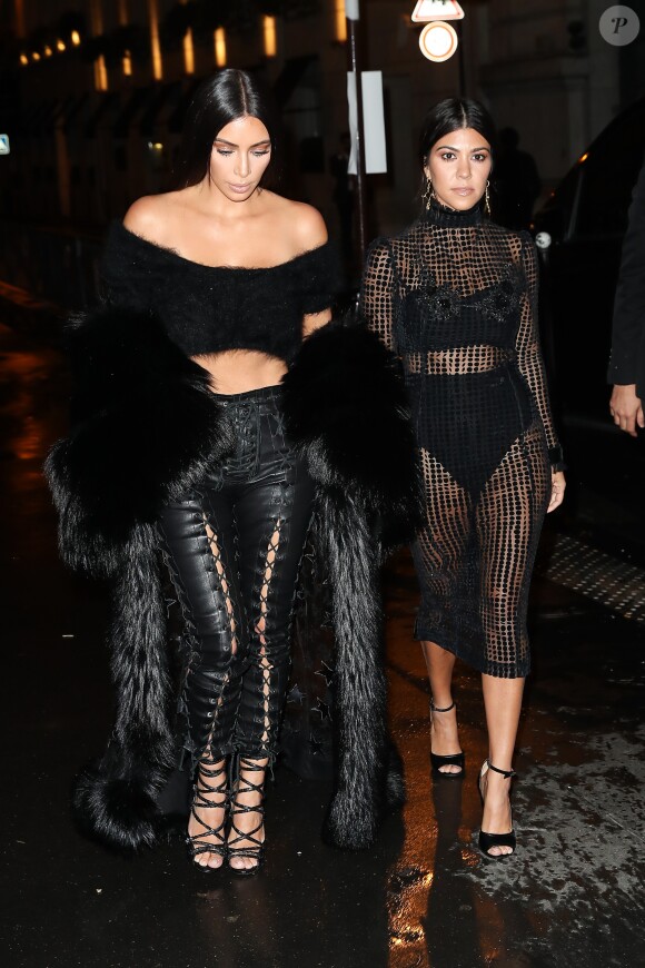 Photo Kim Kardashian et sa soeur Kourtney arrivent à l hôtel Ritz à