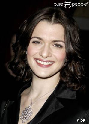 Rachel Weisz lors de la vente aux enchères de son collier à Londres