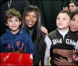Naomi Campbell et Afef Jnifen avec des enfants 