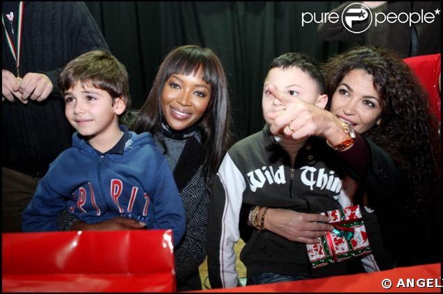Naomi Campbelle et Afef Jnifen avec des enfants