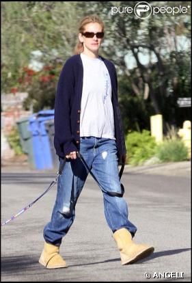 Julia Roberts , en promenade avec Woofy dans les rue de Malibu