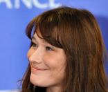 Carla Bruni-Sarkozy remet son chèque à la Fondation de France