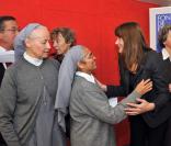Carla Bruni-Sarkozy remet son chèque à la Fondation de France