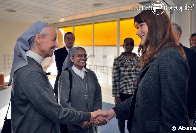 Carla Bruni-Sarkozy remet son chèque à la Fondation de France