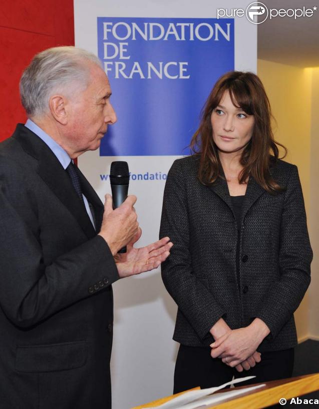 Carla Bruni-Sarkozy remet son chèque à la Fondation de France