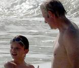 Richard Gere fend la vague à Saint-Barth' avec son fils