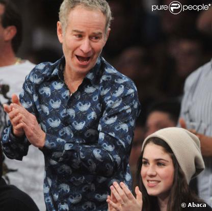 John McEnroe assiste au match de basket Lakers/Utah Jazz, avec trois jeunes : qui sont-ils ?