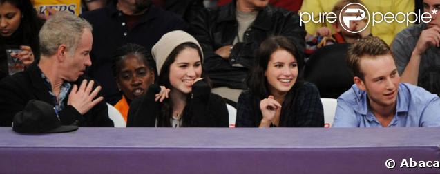 John McEnroe assiste au match de basket Lakers/Utah Jazz, avec trois jeunes : qui sont-ils ?