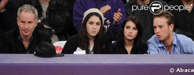 John McEnroe assiste au match de basket Lakers/Utah Jazz, avec trois jeunes : qui sont-ils ?