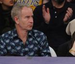 John McEnroe assiste au match de basket Lakers/Utah Jazz, avec trois jeunes : qui sont-ils ?