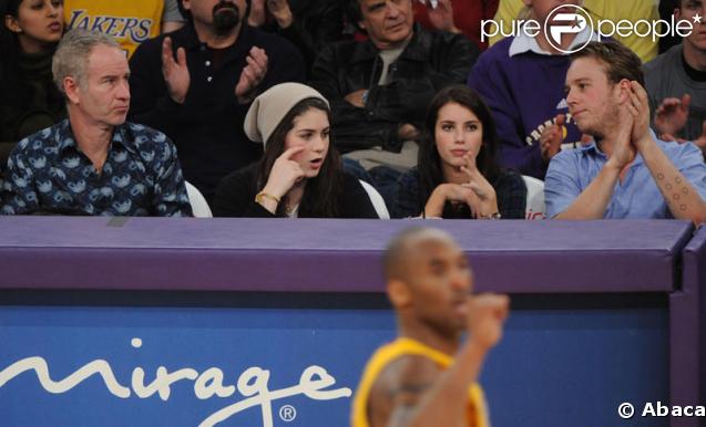 John McEnroe assiste au match de basket Lakers/Utah Jazz, avec trois jeunes : qui sont-ils ?