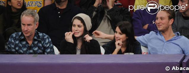 John McEnroe assiste au match de basket Lakers/Utah Jazz, avec trois jeunes : qui sont-ils ?