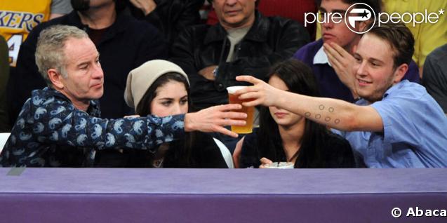 John McEnroe assiste au match de basket Lakers/Utah Jazz, avec trois jeunes : qui sont-ils ?
