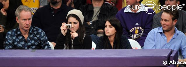 John McEnroe assiste au match de basket Lakers/Utah Jazz, avec trois jeunes : qui sont-ils ?