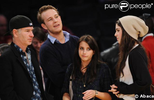 John McEnroe assiste au match de basket Lakers/Utah Jazz, avec trois jeunes : qui sont-ils ?