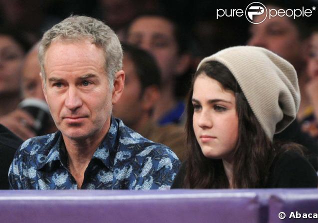 John McEnroe assiste au match de basket Lakers/Utah Jazz, avec trois jeunes : qui sont-ils ?