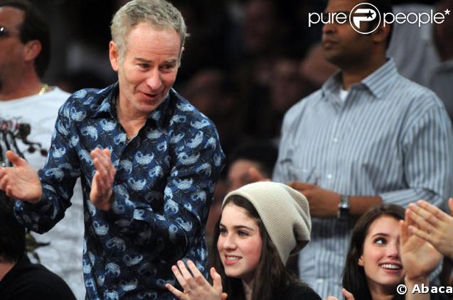 John McEnroe assiste au match de basket Lakers/Utah Jazz, avec trois jeunes : qui sont-ils ?