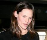 Jennifer Garner et son époux Ben Affleck sont retournés à la clinique hier, à Los Angeles. Bientôt le bébé peut-être ? (ici à la sortie de l'hôpital)