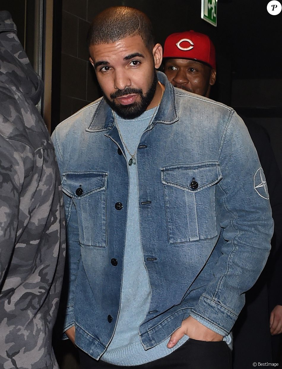 Exclusif - Le chanteur Drake sort du restaurant Novikov à Londres où il a dîné avec un groupe d'amis à Londres le 14 février 2017.