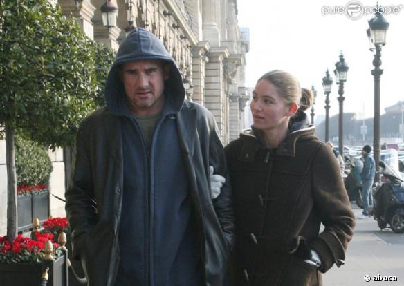 Dominic Purcell se promène à Parisavec une belle inconnue