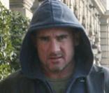 Dominic Purcell se promène à Parisavec une belle inconnue