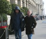 Dominic Purcell se promène à Parisavec une belle inconnue