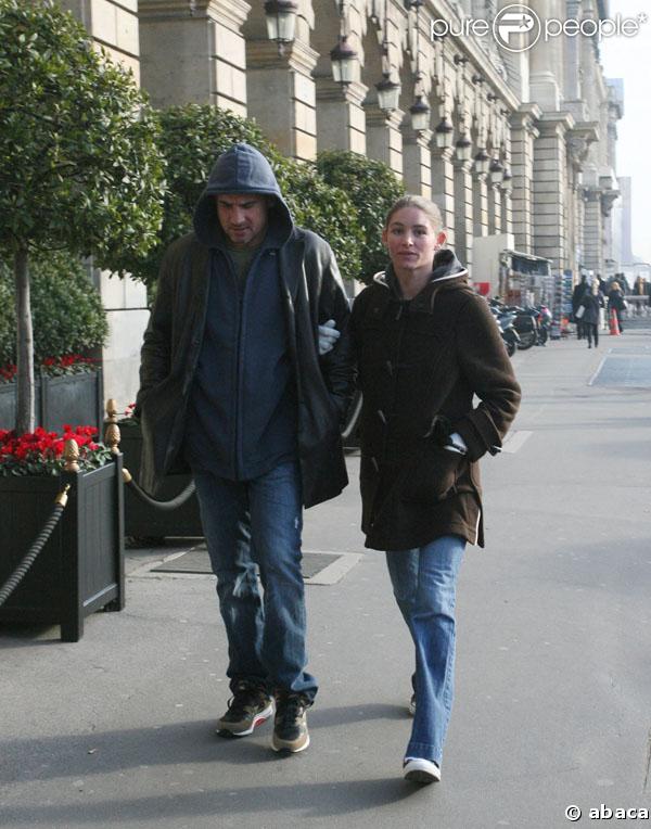 Dominic Purcell se promène à Parisavec une belle inconnue