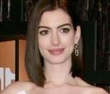 Anne Hathaway, récompensée par un award de la meilleure actrice était magnifique lors de la soirée des Critics Choice Awards