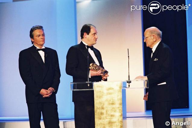 Georges Cravenne, ici avec Alain Delon et Pierre Lescure 