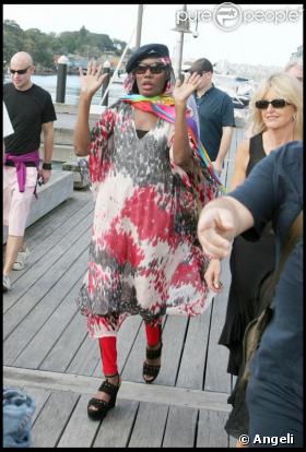 Grace Jones en vacances, exhibe sa tenue on ne peut plus colorée