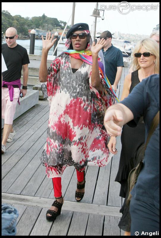 Grace Jones en vacances, exhibe sa tenue on ne peut plus colorée