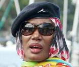 Grace Jones en vacances, exhibe sa tenue on ne peut plus colorée