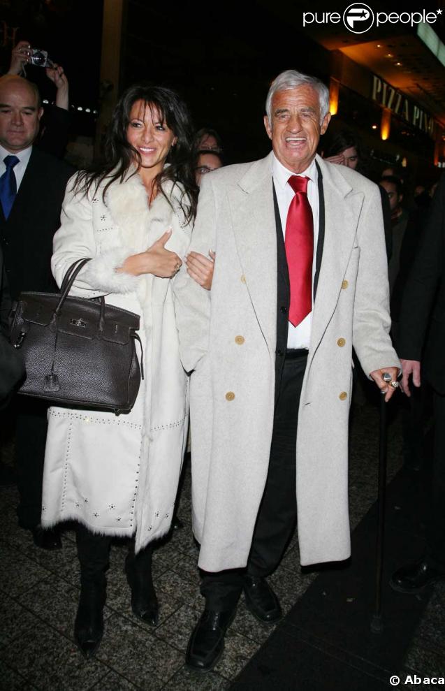 Jean-Paul Belmondo et Barbara Gandolfi à la première d' Un homme et son chien  au Gaumont Marignan