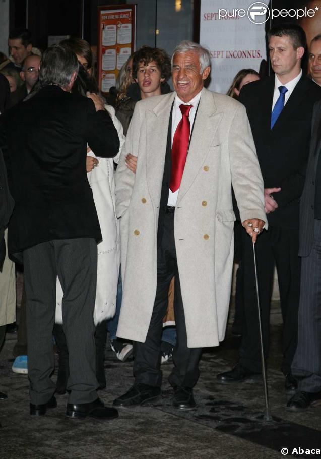 Jean-Paul Belmondo et Barbara Gandolfi à la première d' Un homme et son chien  au Gaumont Marignan