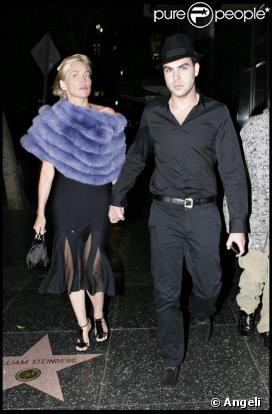 Sharon Stone et son petit ami à la sortie de Katsuya, à Hollywood