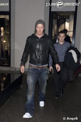 Le 15 janvier 2009, David Beckham, en mode grunge, vient de faire du shopping chez Giorgio Armani, avec la nièce du styliste: Roberta.