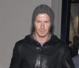 Le 15 janvier 2009, David Beckham, en mode grunge, vient de faire du shopping chez Giorgio Armani, avec la nièce du styliste: Roberta.