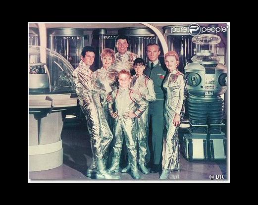 Une photo de la série Lost in Space (1965), à droite le robot joué par Bob May