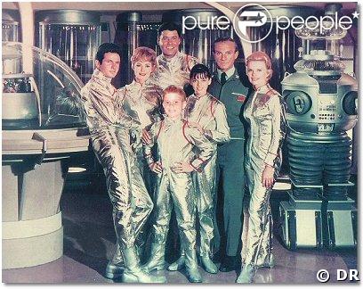 Une photo de la série Lost in Space (1965), à droite le robot joué par Bob May