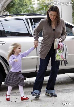 Violet Affleck a hâte de montrer sa nouvelle paire de chaussure à l'école !